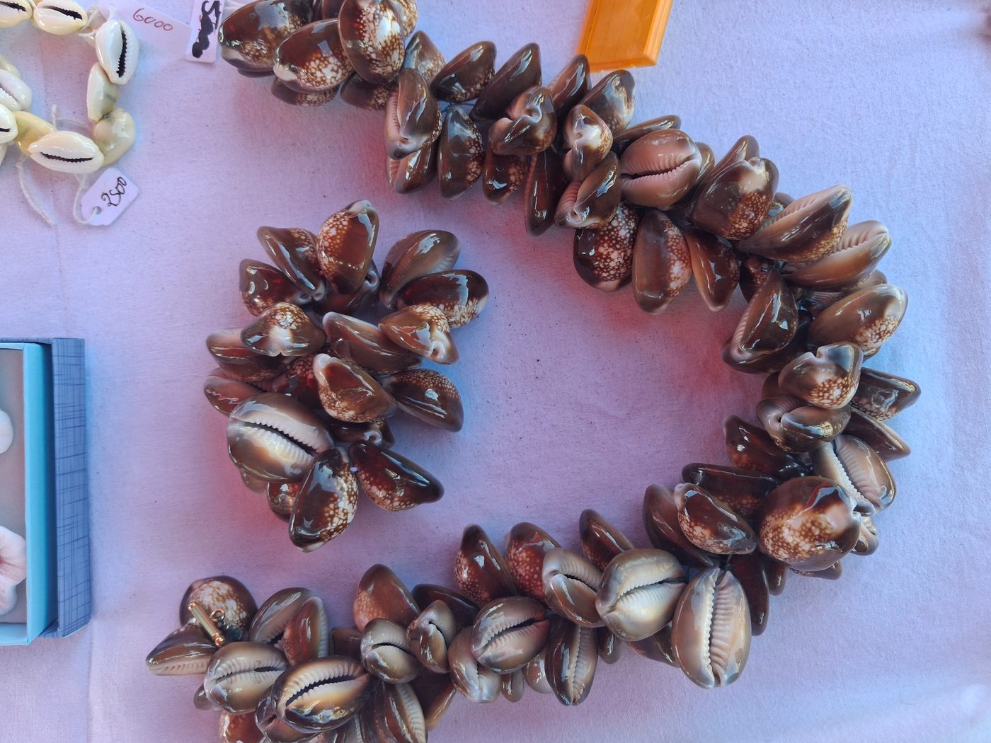 Parure en coquillages naturels, faite main